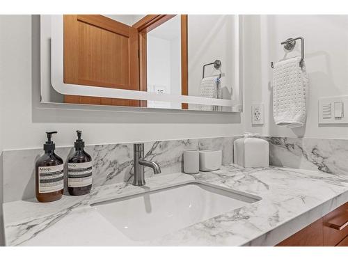 4-511 6Th Avenue, Canmore, AB - Indoor Photo Showing Bathroom