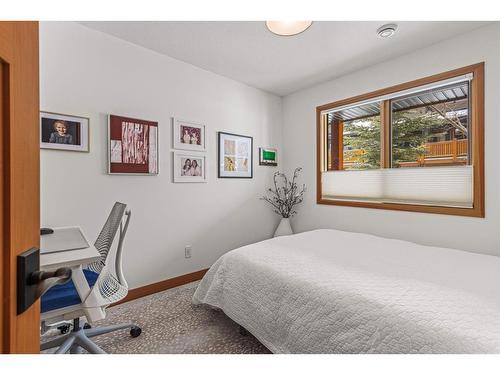 4-511 6Th Avenue, Canmore, AB - Indoor Photo Showing Bedroom