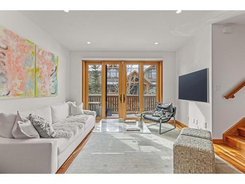 4-511 6Th Avenue, Canmore, AB - Indoor Photo Showing Living Room