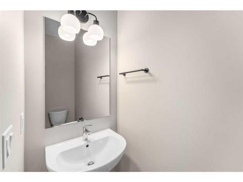 98 Hotchkiss Manor Se, Calgary, AB - Indoor Photo Showing Bathroom