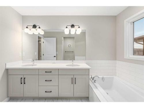 98 Hotchkiss Manor Se, Calgary, AB - Indoor Photo Showing Bathroom