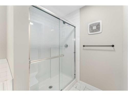 98 Hotchkiss Manor Se, Calgary, AB - Indoor Photo Showing Bathroom