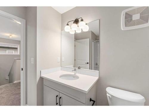 98 Hotchkiss Manor Se, Calgary, AB - Indoor Photo Showing Bathroom