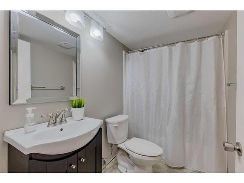 182 Mahogany Heights Se, Calgary, AB - Indoor Photo Showing Bathroom