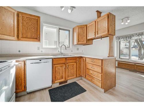 51 Sandstone Rise Nw, Calgary, AB - Indoor Photo Showing Kitchen