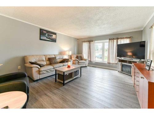 859 Brentwood Crescent, Strathmore, AB - Indoor Photo Showing Living Room