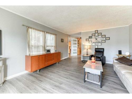 859 Brentwood Crescent, Strathmore, AB - Indoor Photo Showing Living Room