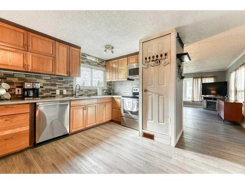 859 Brentwood Crescent, Strathmore, AB - Indoor Photo Showing Kitchen