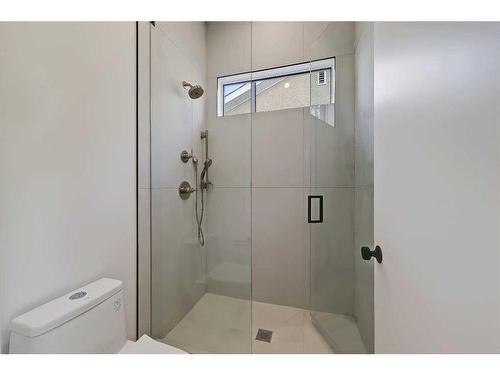 727 35A Street Nw, Calgary, AB - Indoor Photo Showing Bathroom