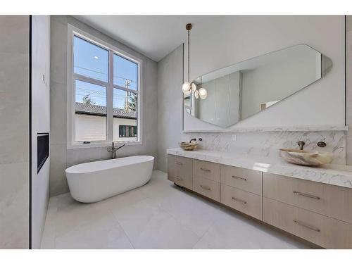 727 35A Street Nw, Calgary, AB - Indoor Photo Showing Bathroom