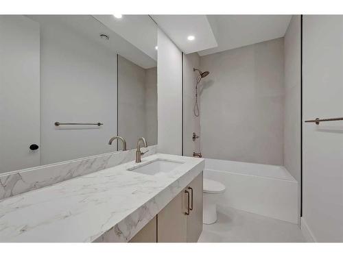 727 35A Street Nw, Calgary, AB - Indoor Photo Showing Bathroom