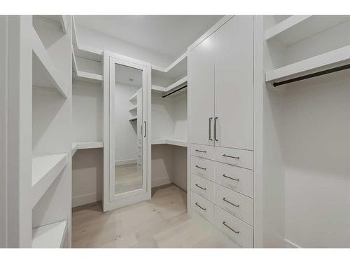 727 35A Street Nw, Calgary, AB - Indoor With Storage