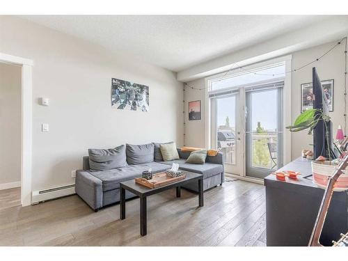 411-2300 Evanston Square Nw, Calgary, AB - Indoor Photo Showing Living Room