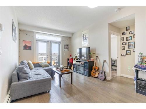 411-2300 Evanston Square Nw, Calgary, AB - Indoor Photo Showing Living Room