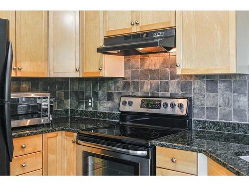 191 Mckenzie Towne Gate Se, Calgary, AB - Indoor Photo Showing Kitchen