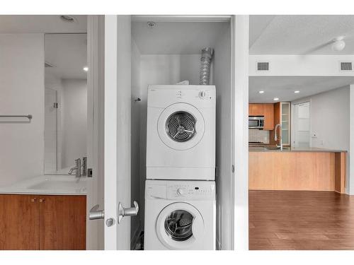 901-1118 12 Avenue Sw, Calgary, AB - Indoor Photo Showing Laundry Room