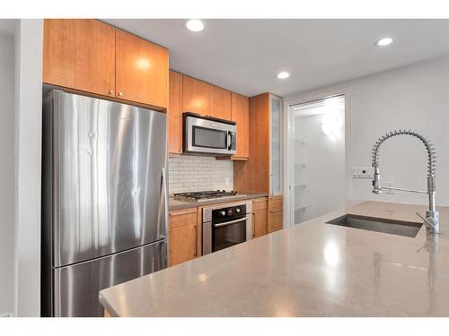 901-1118 12 Avenue Sw, Calgary, AB - Indoor Photo Showing Kitchen With Upgraded Kitchen