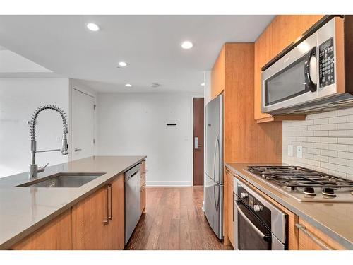 901-1118 12 Avenue Sw, Calgary, AB - Indoor Photo Showing Kitchen With Upgraded Kitchen