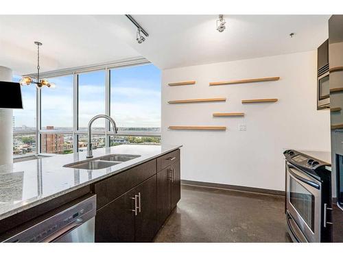 1601-135 13 Avenue Sw, Calgary, AB - Indoor Photo Showing Kitchen With Double Sink With Upgraded Kitchen