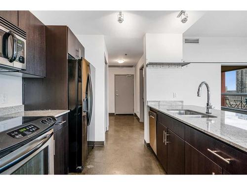 1601-135 13 Avenue Sw, Calgary, AB - Indoor Photo Showing Kitchen With Double Sink With Upgraded Kitchen