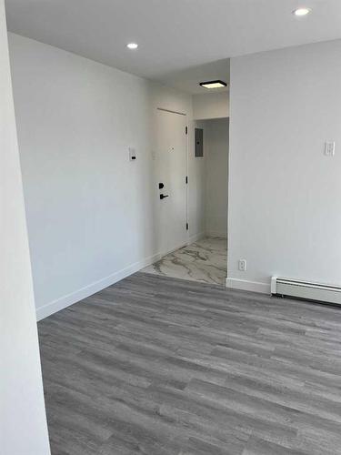 16-2020 16 Avenue Nw, Calgary, AB - Indoor Photo Showing Other Room