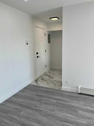 16-2020 16 Avenue Nw, Calgary, AB - Indoor Photo Showing Other Room