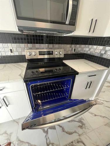 16-2020 16 Avenue Nw, Calgary, AB - Indoor Photo Showing Kitchen