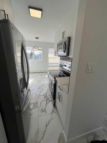 16-2020 16 Avenue Nw, Calgary, AB - Indoor Photo Showing Kitchen