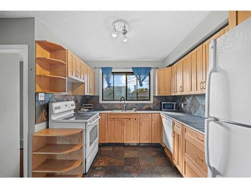 209 Windermere Road Sw, Calgary, AB - Indoor Photo Showing Kitchen