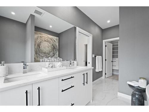 826 81 Street Sw, Calgary, AB - Indoor Photo Showing Bathroom