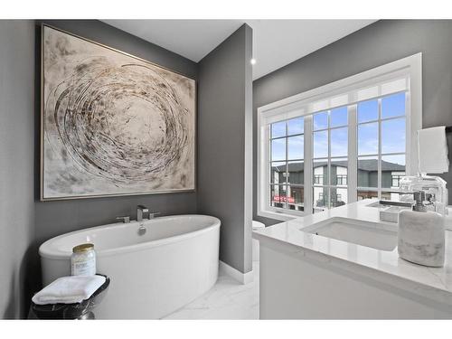 826 81 Street Sw, Calgary, AB - Indoor Photo Showing Bathroom