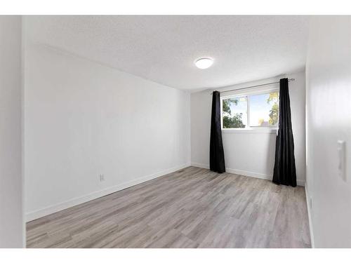 3648 28 Avenue Se, Calgary, AB - Indoor Photo Showing Other Room