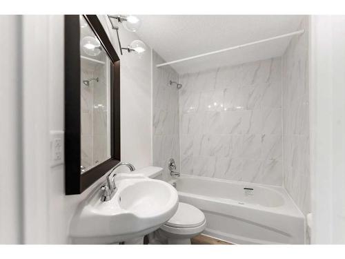 3648 28 Avenue Se, Calgary, AB - Indoor Photo Showing Bathroom