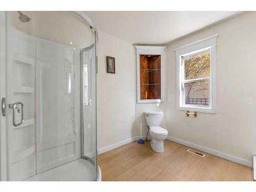 632 12 Avenue Ne, Calgary, AB - Indoor Photo Showing Bathroom