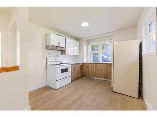 632 12 Avenue Ne, Calgary, AB - Indoor Photo Showing Kitchen