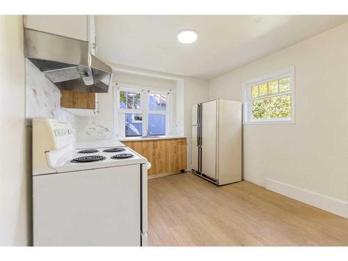 632 12 Avenue Ne, Calgary, AB - Indoor Photo Showing Kitchen