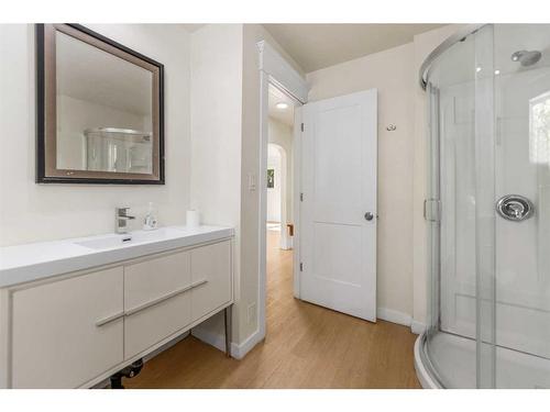 632 12 Avenue Ne, Calgary, AB - Indoor Photo Showing Bathroom