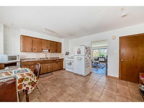 128-2211 19 Street Ne, Calgary, AB - Indoor Photo Showing Kitchen