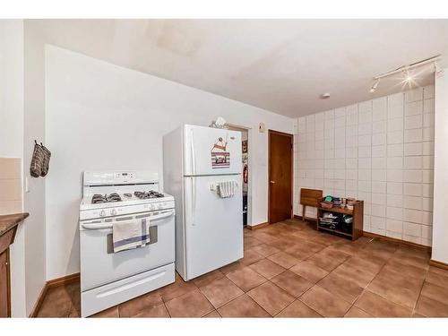 128-2211 19 Street Ne, Calgary, AB - Indoor Photo Showing Kitchen