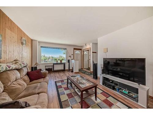 128-2211 19 Street Ne, Calgary, AB - Indoor Photo Showing Living Room