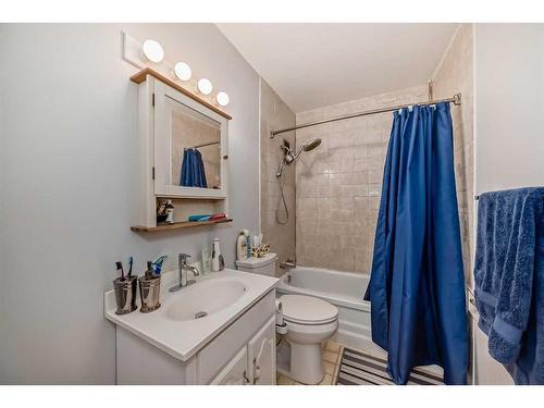 128-2211 19 Street Ne, Calgary, AB - Indoor Photo Showing Bathroom