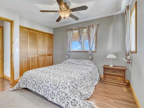 1-185006 Range Road 220, Rural Vulcan County, AB - Indoor Photo Showing Bedroom