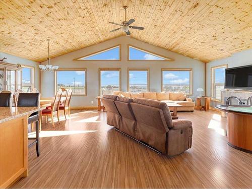 1-185006 Range Road 220, Rural Vulcan County, AB - Indoor Photo Showing Living Room