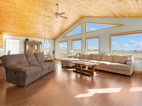 1-185006 Range Road 220, Rural Vulcan County, AB - Indoor Photo Showing Living Room