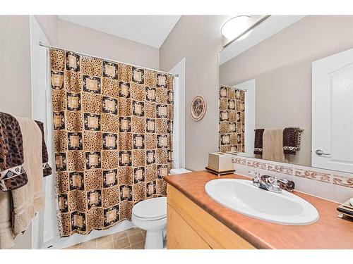 19 Rocky Vista Terrace Nw, Calgary, AB - Indoor Photo Showing Bathroom