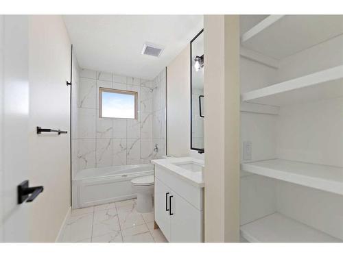 535 Penworth Way Se, Calgary, AB - Indoor Photo Showing Bathroom