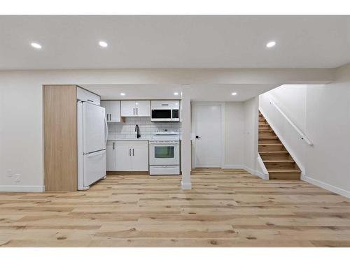 535 Penworth Way Se, Calgary, AB - Indoor Photo Showing Kitchen