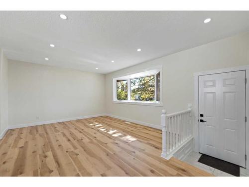 535 Penworth Way Se, Calgary, AB - Indoor Photo Showing Other Room