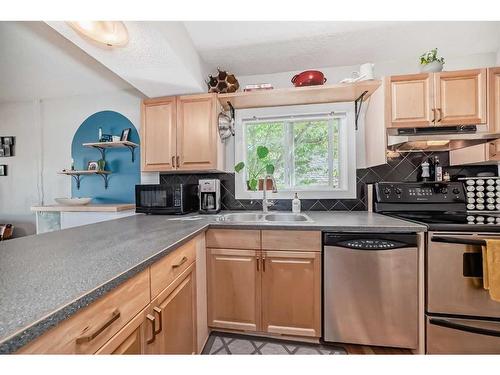 8-810 2 Street Ne, Calgary, AB - Indoor Photo Showing Kitchen With Double Sink