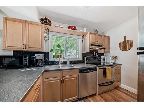 8-810 2 Street Ne, Calgary, AB - Indoor Photo Showing Kitchen With Double Sink